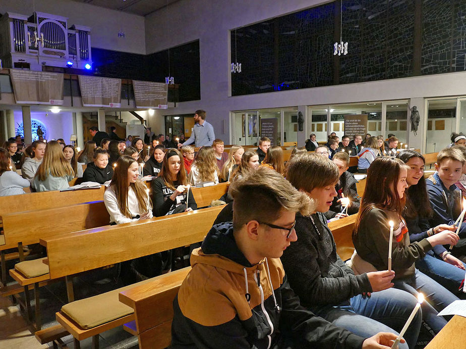 Firmvorbereitung mit Tauferinnerungsgottesdienst in St. Maria, Wolfhagen (Foto: Karl-Franz Thiede)